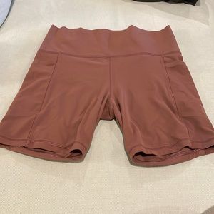 Athleta Salutation Stash Pocket II 7” bike short